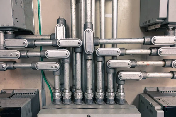 Elektrik boru bağlı bağlantı kutusu için bağlantı kutusunda, elektrik kablosu ile endüstriyel teknoloji kavramı için vintage sesi