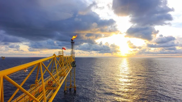 Ponte de sinalização da plataforma de produção de gás em offshore com sunri — Fotografia de Stock