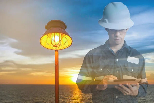 Dupla exposição do Engenheiro ou Técnico homem em camisa de trabalho — Fotografia de Stock