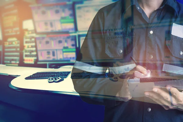 Mühendis veya teknisyen adamın çalışma gömlekli çift pozlama 