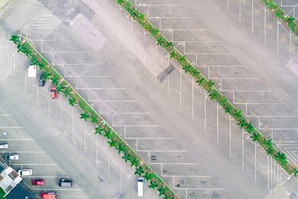 Αεροφωτογραφία του πάρκινγκ με διαφορετικά αυτοκίνητα πάρκο του garde — Φωτογραφία Αρχείου