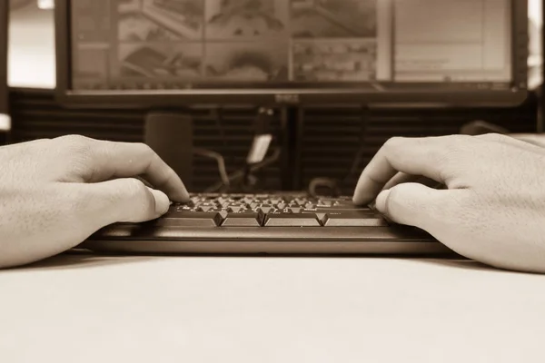 Крупним планом руки, що друкують клавіатуру для моніторингу процесу в індустрії рослин — стокове фото