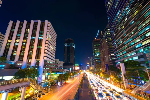 Foto de edificios de oficinas comerciales exteriores. Vista nocturna en bot — Foto de Stock