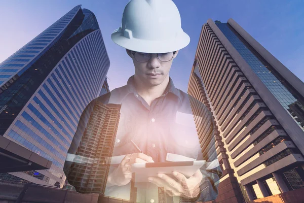 Dupla exposição do Engenheiro ou Arquitetura homem em shir de trabalho — Fotografia de Stock