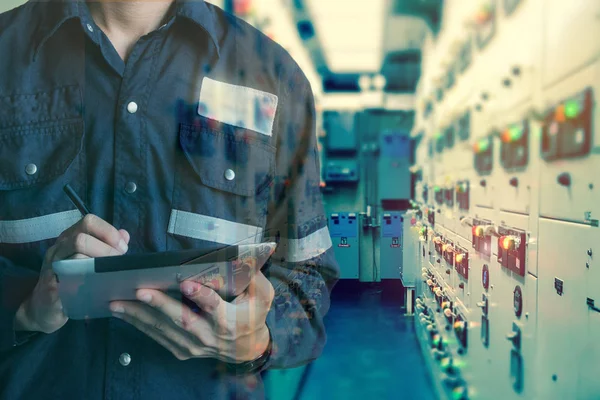 Tabl ile çalışan mühendis veya teknisyen erkeğin çift pozlama