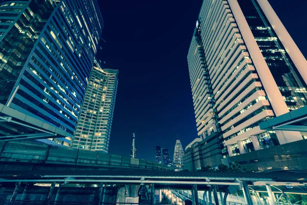 Foto de edificios de oficinas comerciales exteriores. Vista nocturna en bot — Foto de Stock
