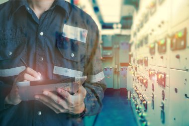 Tabl ile çalışan mühendis veya teknisyen erkeğin çift pozlama