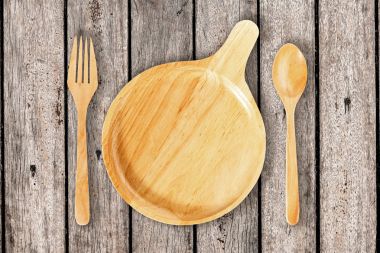 Üstten Görünüm mutfak eşyaları, ahşap tabak, çatal ve kaşık o ayarla