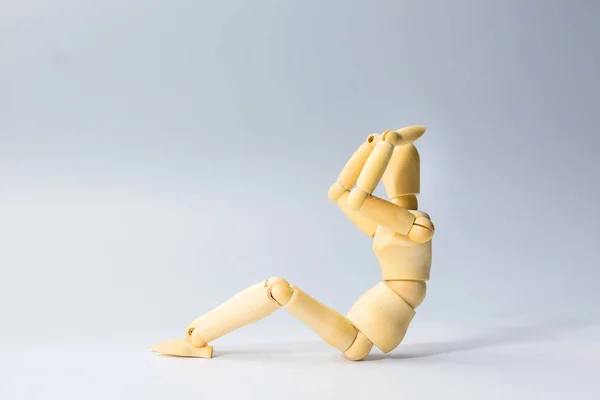 Muñeca figura de madera con sentarse para la salud en blanco para el ejercicio — Foto de Stock