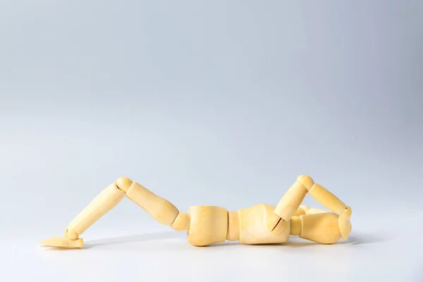 Muñeca figura de madera con sentarse para la salud en blanco para el ejercicio — Foto de Stock
