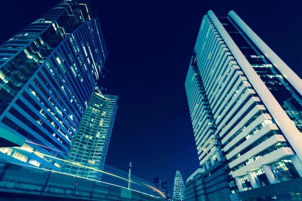 Foto de edificios de oficinas comerciales exteriores. Vista nocturna en bot — Foto de Stock