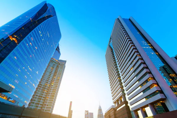 Foto de edifícios comerciais de escritórios exteriores. Vista noturna no bot — Fotografia de Stock