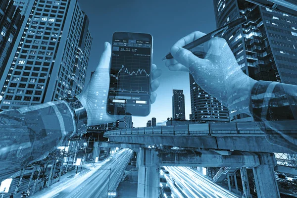 Ticari ofis binaları dış fotoğraf. Bot, gece görünümü