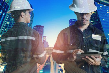 Çalışma Şir mühendis veya mimari insanın çift pozlama