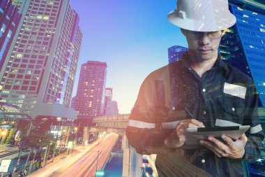 Çalışma Şir mühendis veya mimari insanın çift pozlama