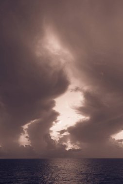 Bulutlar ve deniz, durağındayım ateşli turuncu günbatımı gökyüzü ılık ışık