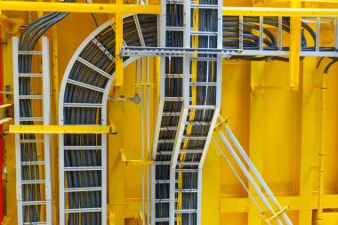 Kablo kanalı ile elektrik tesisatı düzenlemek tavana offshore üzerinde