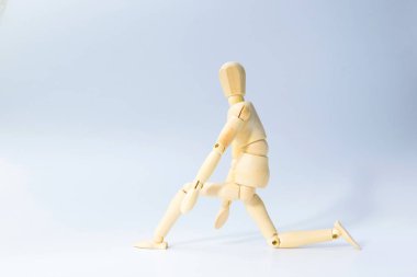 Ahşap şekil bebekle hazırlamak duygu busi kurmak için çalıştırmak için