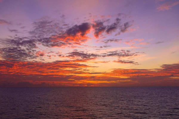 Bulutlar ve deniz, durağındayım ateşli turuncu günbatımı gökyüzü ılık ışık