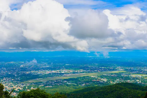 Punto de vista de la ciudad de Chiangmai con hermosas nubes, Tailandia. Th — Foto de Stock