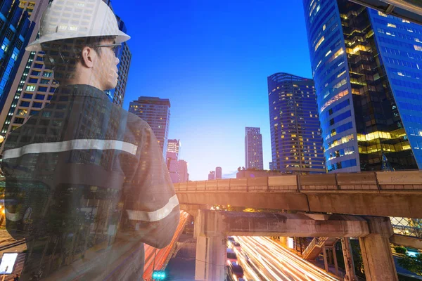 Dupla exposição do Engenheiro ou Arquitetura homem em shir de trabalho — Fotografia de Stock