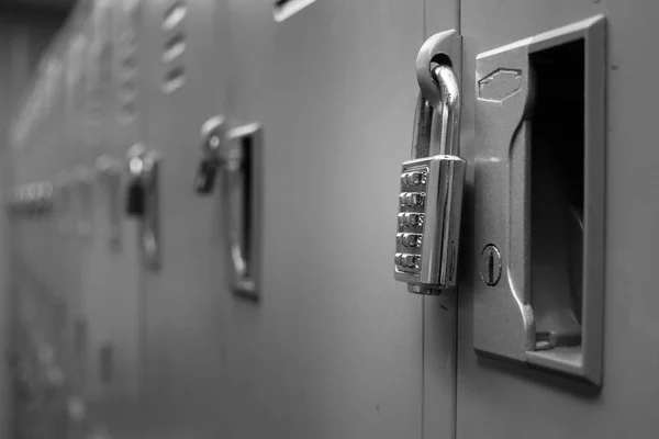 Closeup asma kilit ile anahtar sayı kavramı için soyunma asılı te