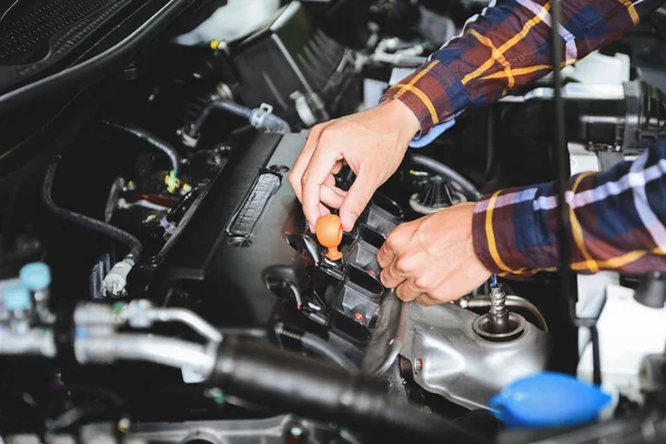 Fermez les mains en vérifiant le niveau d'huile de lubrifiant du moteur de voiture des profondeurs — Photo