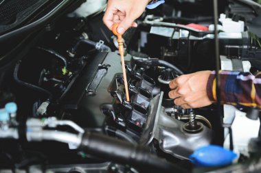 Derin-s araba motoru madeni yağ düzeyini kontrol eller yukarı kapatın