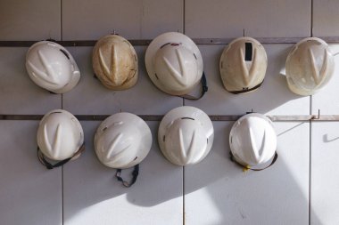 İnşaat için sepya ses tonuyla duvara asılı güvenlik kask