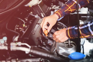 Derin-s araba motoru madeni yağ düzeyini kontrol eller yukarı kapatın