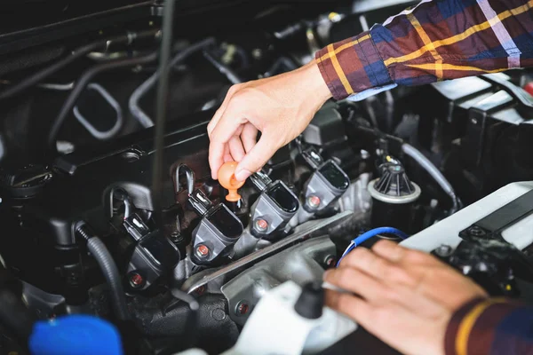 Fermez les mains en vérifiant le niveau d'huile de lubrifiant du moteur de voiture des profondeurs — Photo
