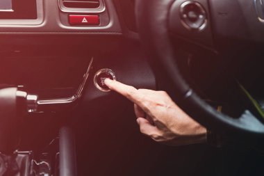 Derin-s araba motoru madeni yağ düzeyini kontrol eller yukarı kapatın