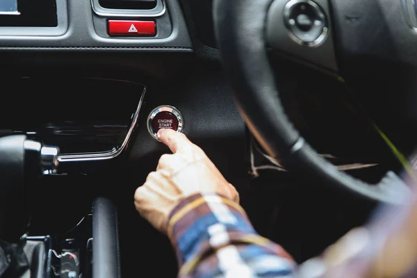 Yakın parmak basın düğme işlevleri araba motoru başlatma ve durdurma