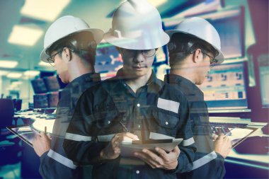 Mühendis veya teknisyen adamın çalışma gömlekli çift pozlama 