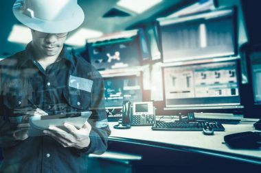 Mühendis veya teknisyen adamın çalışma gömlekli çift pozlama 