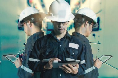 Tabl ile çalışan mühendis veya teknisyen erkeğin çift pozlama