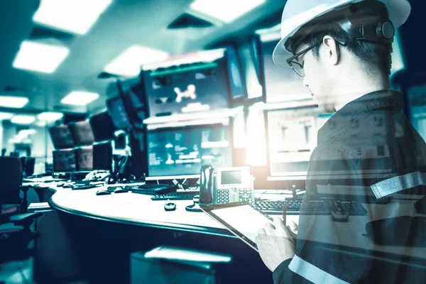 Mühendis veya teknisyen adamın çalışma gömlekli çift pozlama 