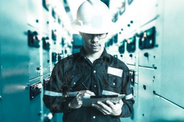 Tabl ile çalışan mühendis veya teknisyen erkeğin çift pozlama