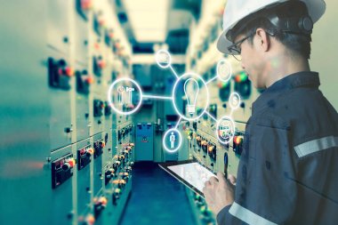 Mühendis veya teknisyen adamın tablet s kullanma çift pozlama