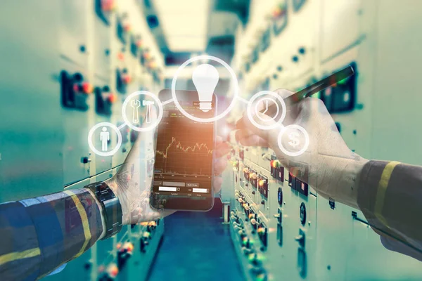 Çift pozlama fotoğraf, cep telefonu busi kullanmak için dokunaklı el