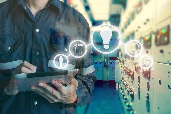 Mühendis veya teknisyen adamın tablet s kullanma çift pozlama