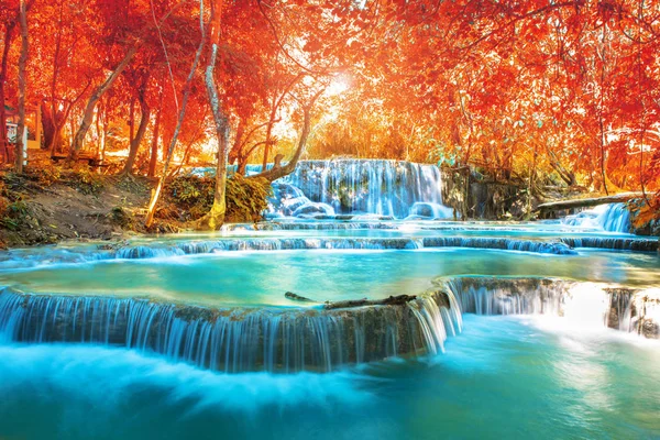 Cascata nella foresta autunnale, nomi "Tat Kuang Si Waterfalls" in — Foto Stock