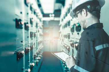 Sekme ile çalışan mühendis veya teknisyen erkeğin çift pozlama