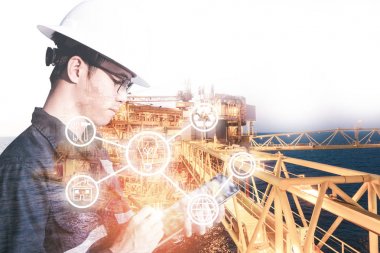 Mühendis veya teknisyen adamın sanayi aracıyla çift pozlama