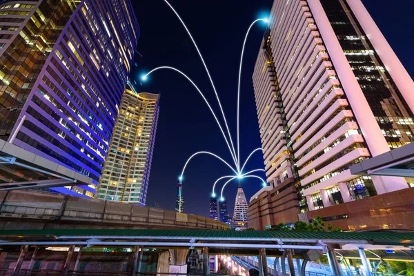 Ciudad inteligente y línea de internet en tono azul, comunicación inalámbrica — Foto de Stock