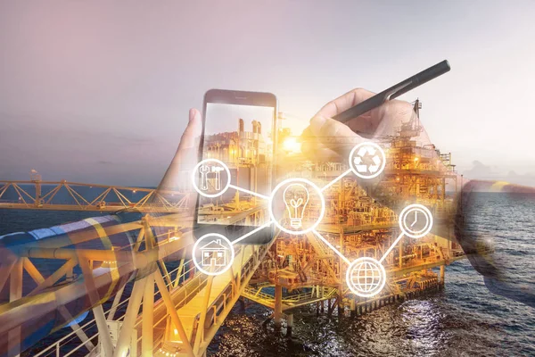 Çift pozlama fotoğraf, cep telefonu busi kullanmak için dokunaklı el