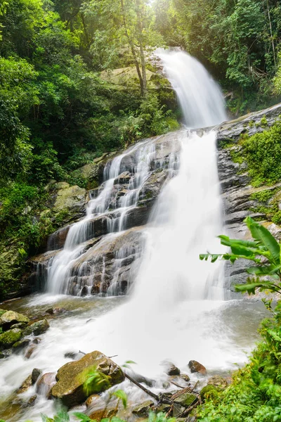 Cascata nella foresta pluviale con bagliore di luce solare a Mae Pan wate — Foto Stock