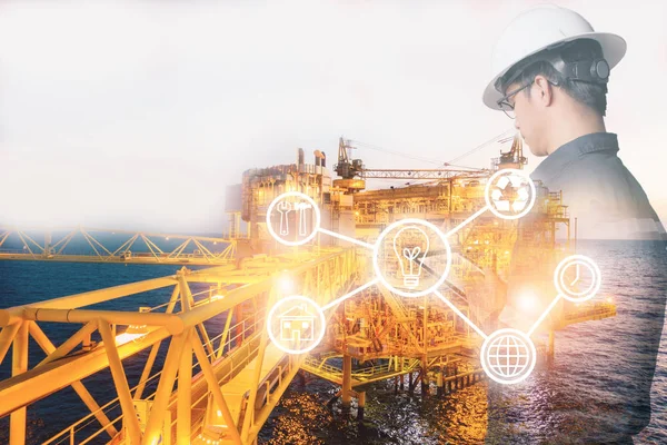 Mühendis veya teknisyen adamın sanayi aracıyla çift pozlama