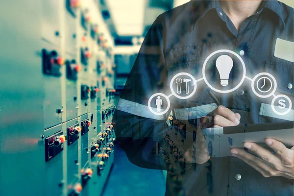 Mühendis veya teknisyen adamın tablet s kullanma çift pozlama