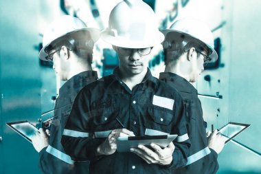 Tabl ile çalışan mühendis veya teknisyen erkeğin çift pozlama